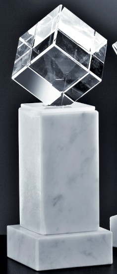 Glas-Trophäe Würfel Weiß inkl. Emblem und Gravur 23,5 cm