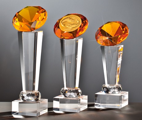 Glas-Diamant-Trophäe Orange inkl. Emblem und Gravur 21 cm