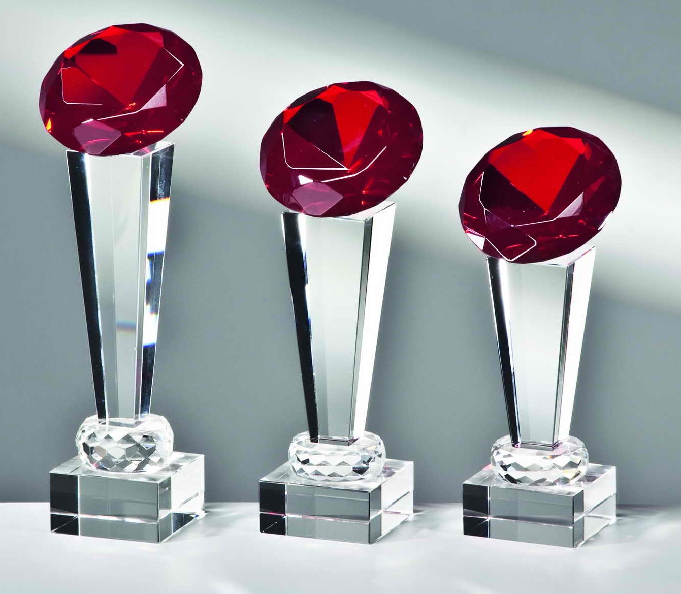 Glas-Diamant-Trophäe Rot inkl. Emblem und Gravur 21 cm