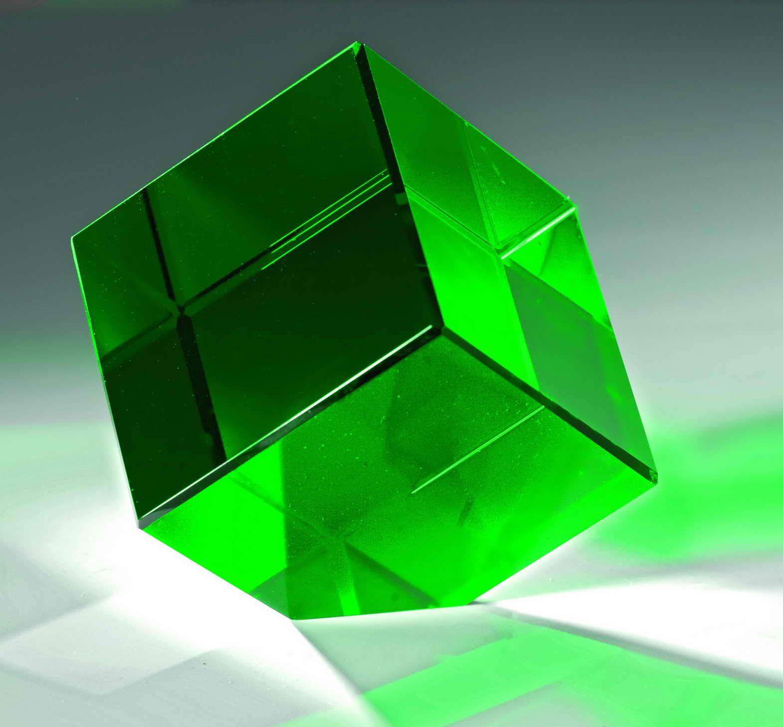 Glas-Trophäe Würfel Grün inkl. Emblem und Gravur 23,5 cm